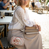 Catholight Sacred Serenity: Die zarte Umarmung der Madonna – Leder-Umhängetasche