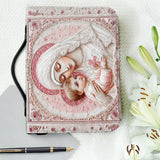 Catholight Heilige Ruhe: Die zärtliche Umarmung der Madonna – Bibelumschlag