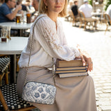 Catholight Sacred Elegance: Blaue und weiße Devotion Leder-Umhängetasche