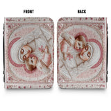 Catholight Heilige Ruhe: Die zärtliche Umarmung der Madonna – Bibelumschlag